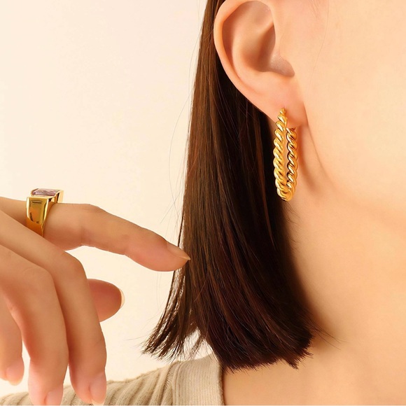 NEW💎18K Gold Plated Twisted Hoop Earrings* - Picture 3 of 7